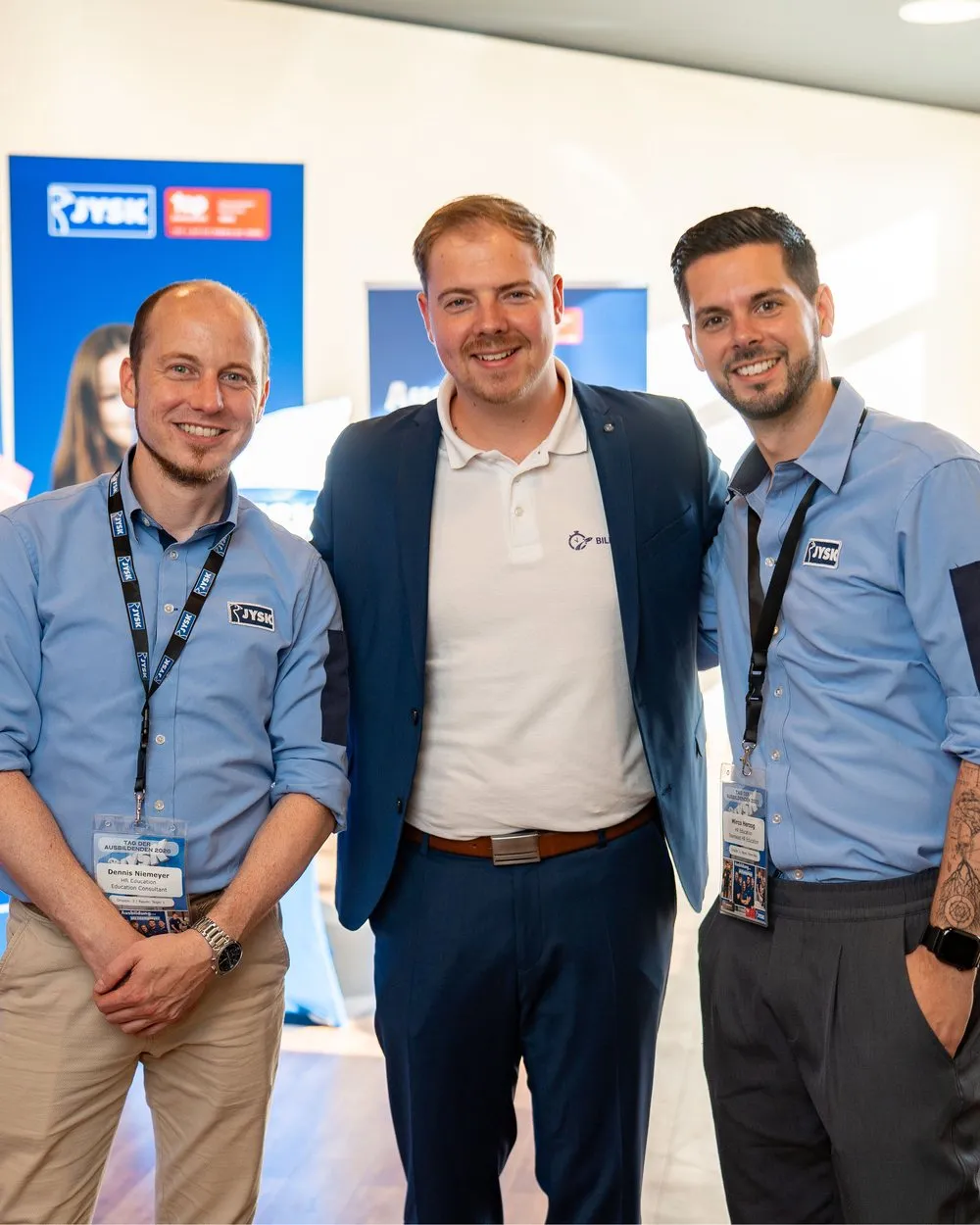 Jan Achnitz zwischen zwei Ausbildern von JYSK beim Tag der Ausbildung